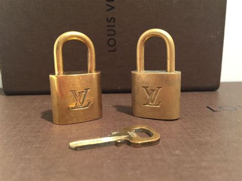 how to open lv bag lock